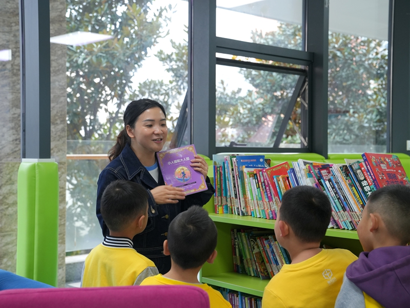 貴州平壩：“童萌閱讀匯”歡樂(lè)啟幕 萌娃樂(lè)享繪本閱讀新體驗(yàn)。