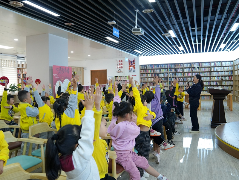 貴州平壩：“童萌閱讀匯”歡樂(lè)啟幕 萌娃樂(lè)享繪本閱讀新體驗(yàn)。