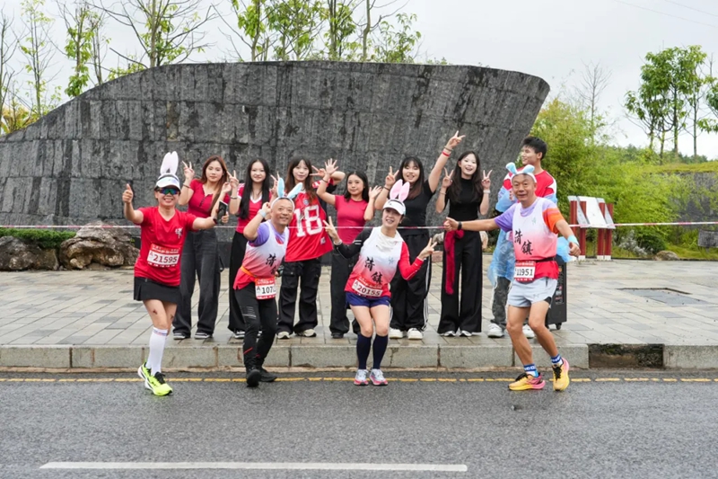 志愿者服務清鎮半馬。