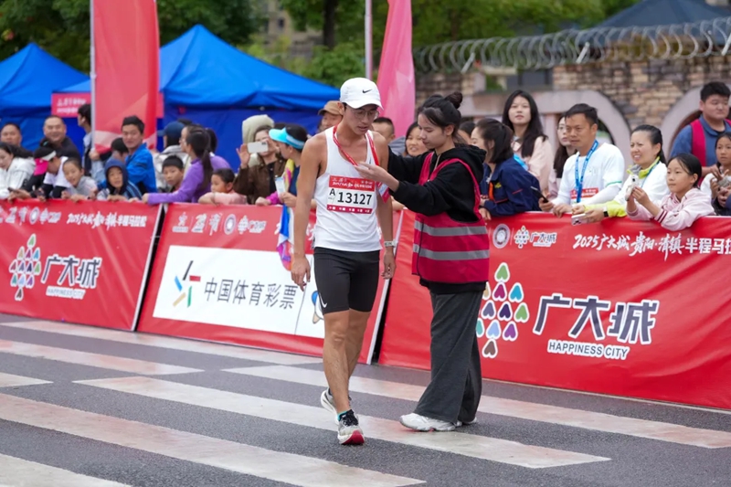 志愿者服務清鎮半馬。