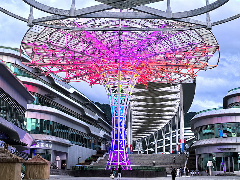 檢修后的天幕街再次亮燈。