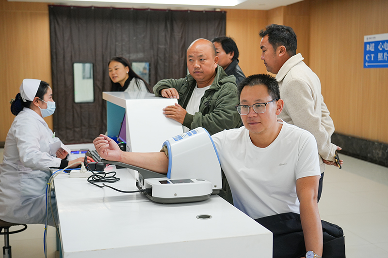 就診患者在分診臺(tái)測(cè)量血壓。胡璐攝