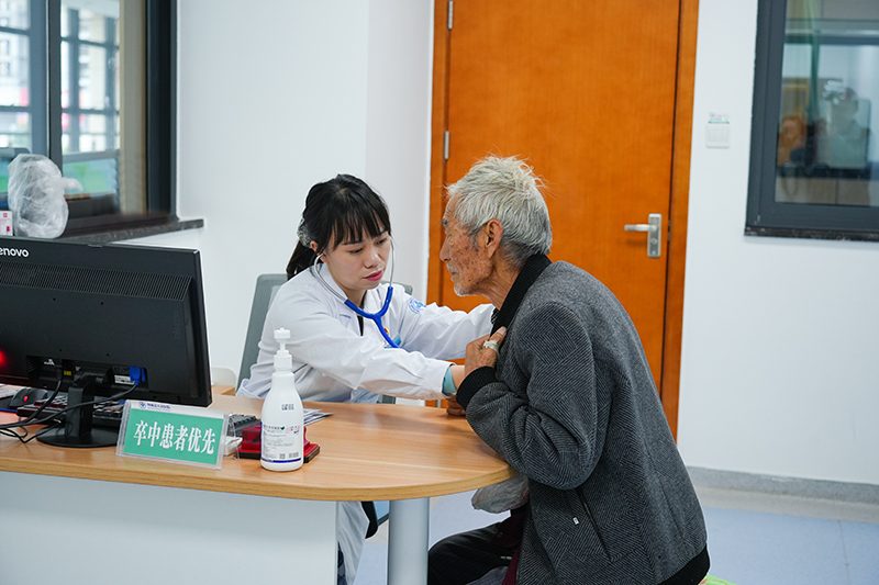 門診醫(yī)生為患者就診。胡璐攝