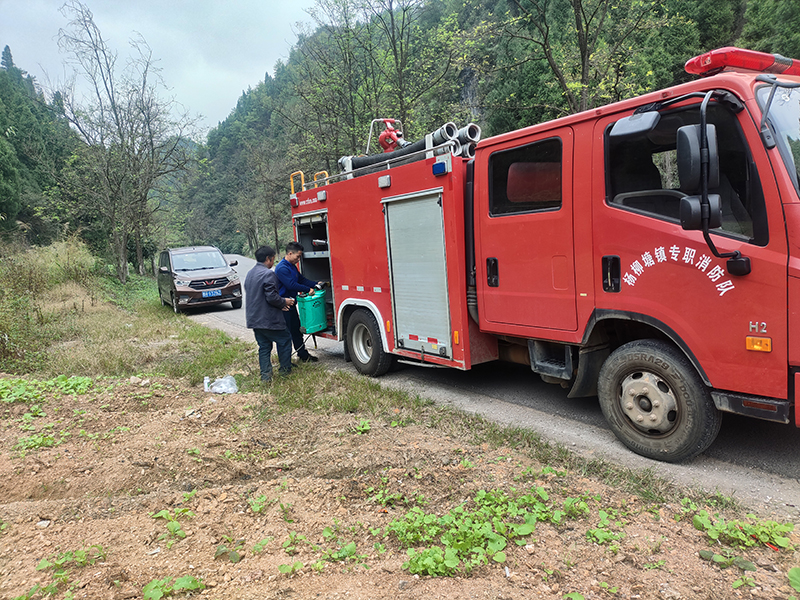 消防員接水給農戶。