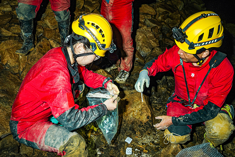 科考隊(duì)深入洞穴。