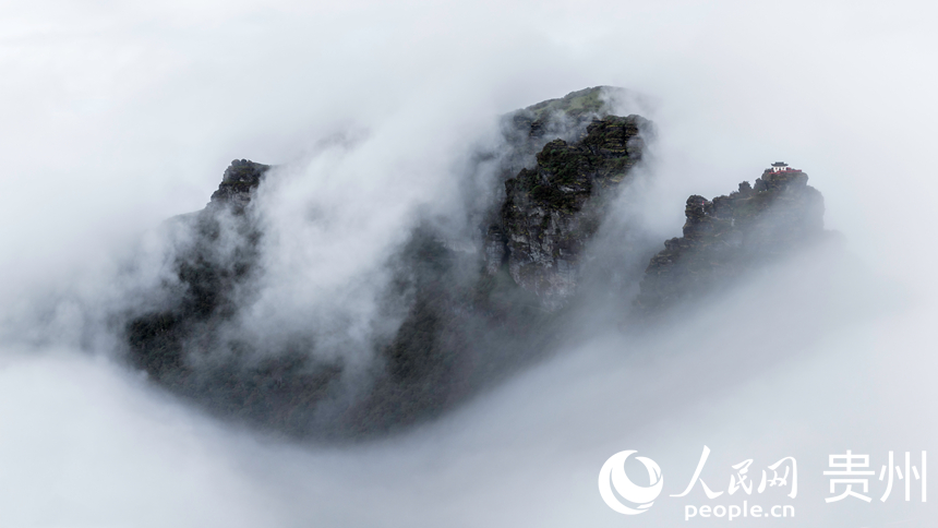 云霧彌漫的梵凈山巔。人民網(wǎng)記者 涂敏攝
