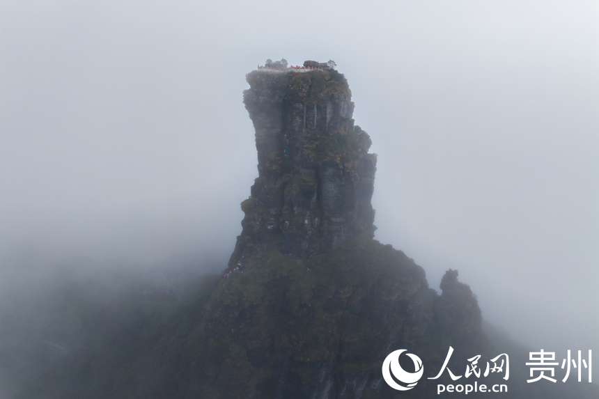 云霧中的梵凈山金頂。人民網記者 涂敏攝