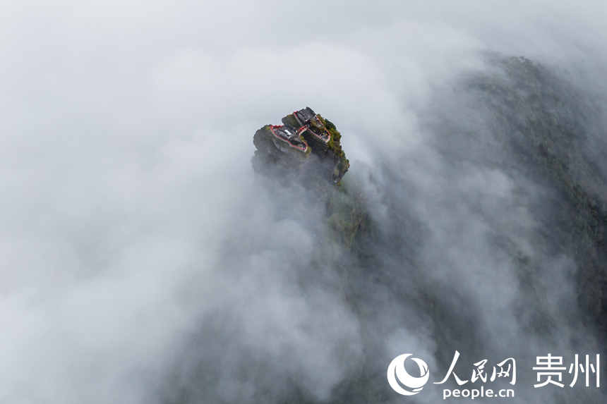 云霧彌漫的梵凈山金頂。人民網(wǎng)記者 涂敏攝