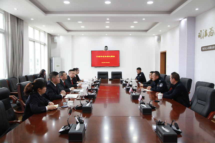 2023年4月28日，貴陽市白云區行政爭議協調化解中心成功化解一起因交通違停受到行政處罰的爭議案件。這是該中心成功化解的第一例案件。白云區人民法院供圖