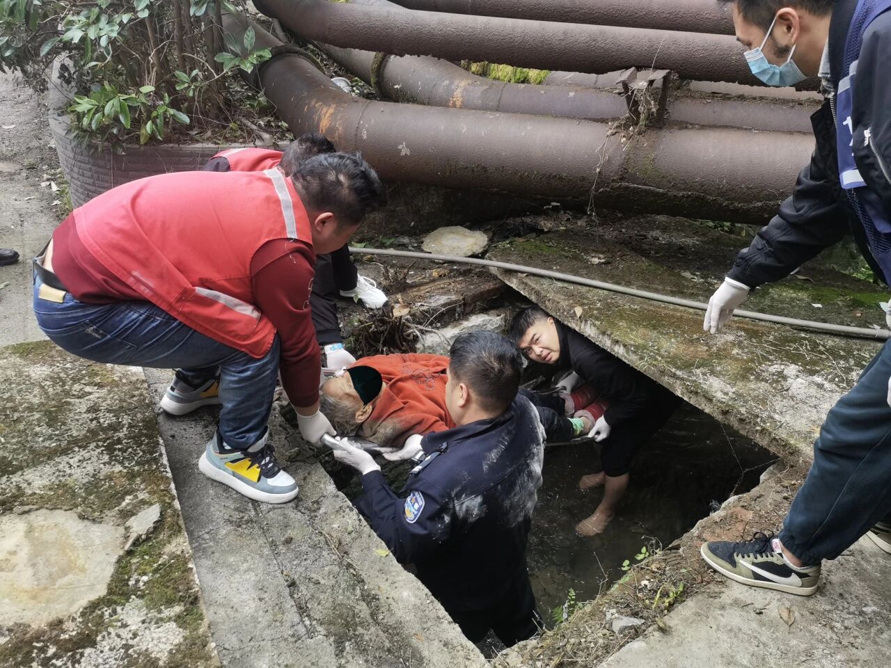 圖為民警合力救出老人。