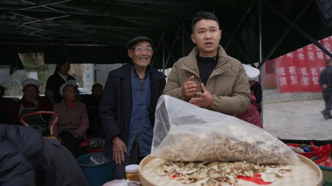 圖為“村抖”主播正在直播賣貨。鄒琴印攝