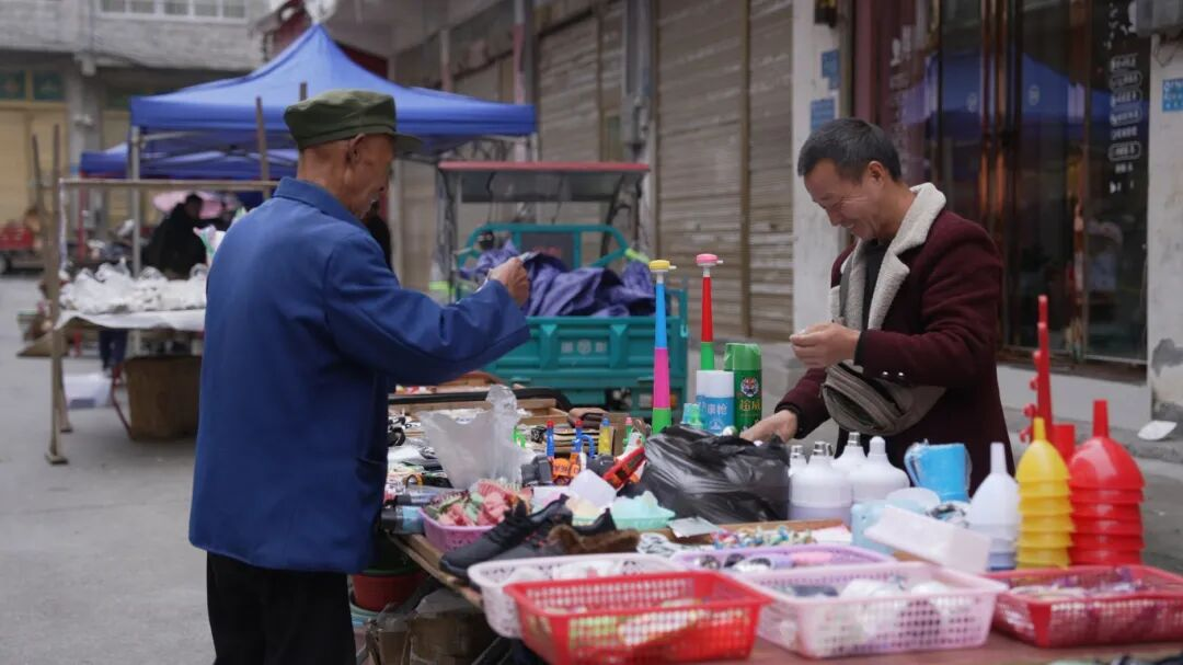 圖為蕉壩鎮(zhèn)趕集群眾。鄒琴印攝