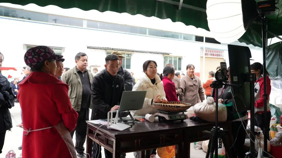 圖為蕉壩鎮(zhèn)“村抖”直播現(xiàn)場。