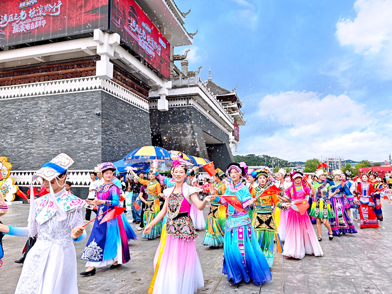 今年國慶期間,多彩貴州城推出民族大巡游活動。