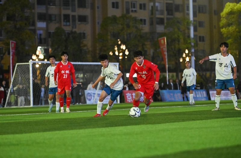 楊坤帶球突破。謝慧芳 攝.jpg