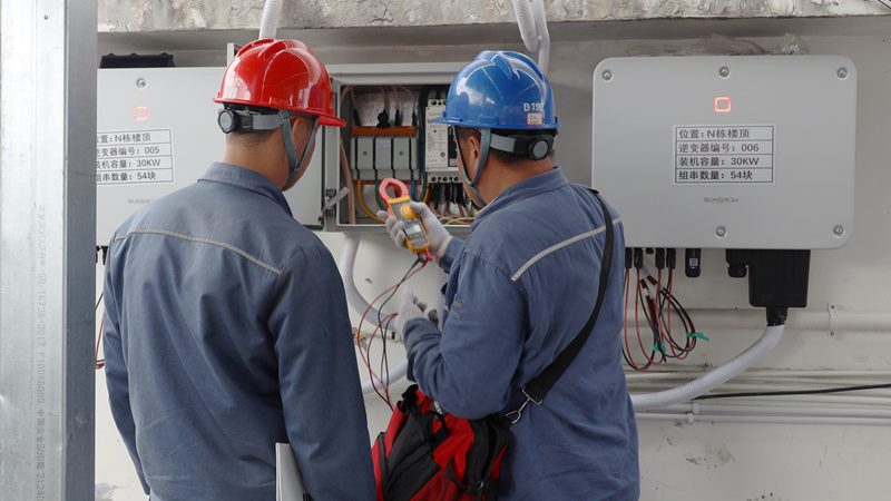 晴隆供電局工作人員檢查線路。