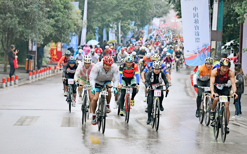 自行車賽段選手雨中競速，上演速度與耐力的較量。習水縣融媒體中心供圖