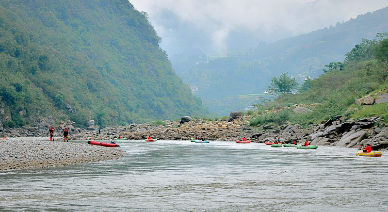 赤水河漂流段選手眾多，山水間盡展賽事活力與自然之美。習水縣融媒體中心供圖