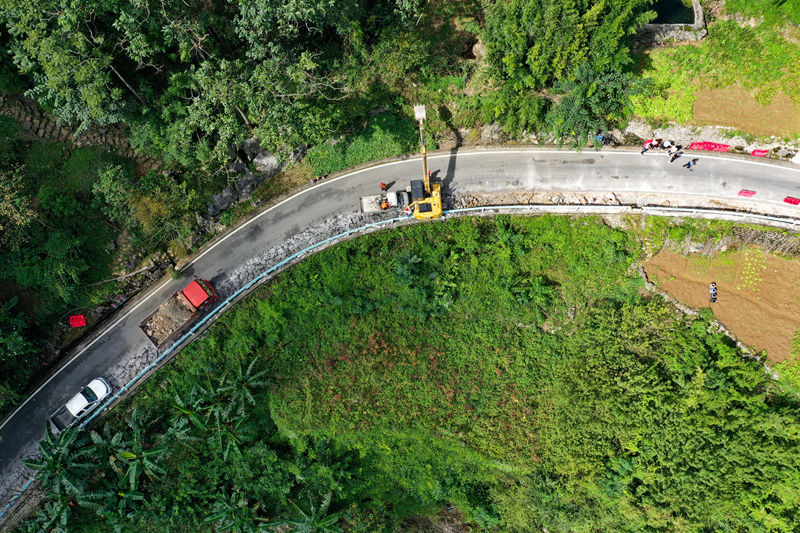 羅甸縣平寨水庫支管栗木至龍坪水廠管網連通農村規模化供水工程龍坪鎮大關村段施工中。潘希來攝