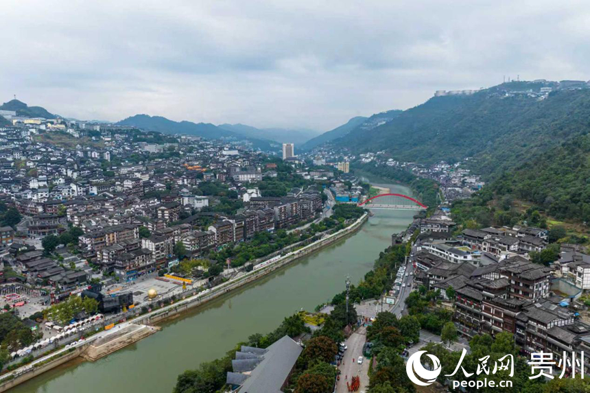 媒體團走進“中國酒都”和“世界醬香白酒核心產區”仁懷。圖為仁懷市茅臺鎮一隅。人民網記者 涂敏攝