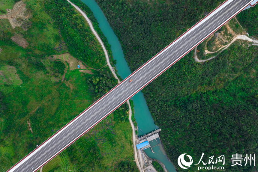 世界第一混凝土高塔橋——平塘特大橋。人民網記者 涂敏攝