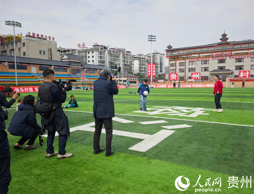 媒體團走進貴州榕江“村超”球場,與“村超”球員交談、踢球。人民網 龍章榆攝