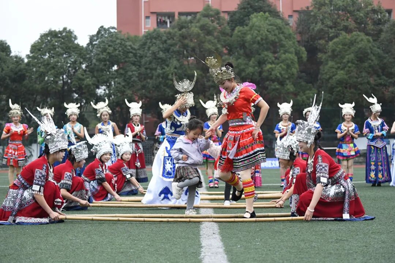 貴陽學(xué)院學(xué)生在比賽間隙表演竹桿舞11