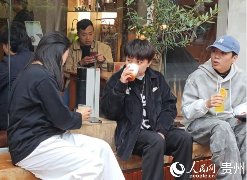 市民游客打卡“新三樣”，慢品生活詩意。人民網 黃小桃攝