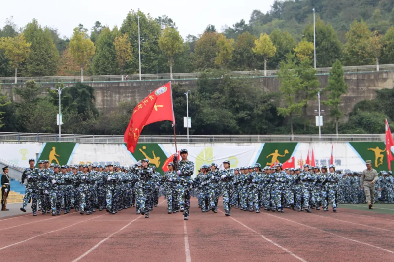 新生方陣邁著鏗鏘步伐依次亮相。