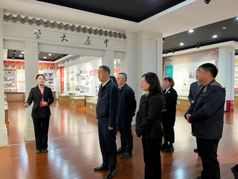 參觀現(xiàn)場。