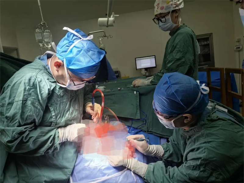手術中。