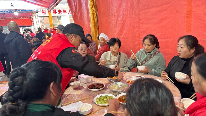 大家圍坐在一起享受美食,度過了一個溫馨幸福的重陽節 桐梓縣婁山關街道火炬社區提供.jpg