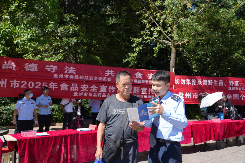 圖為稅務(wù)干部為參加活動(dòng)的人員宣講稅惠政策。李琪攝