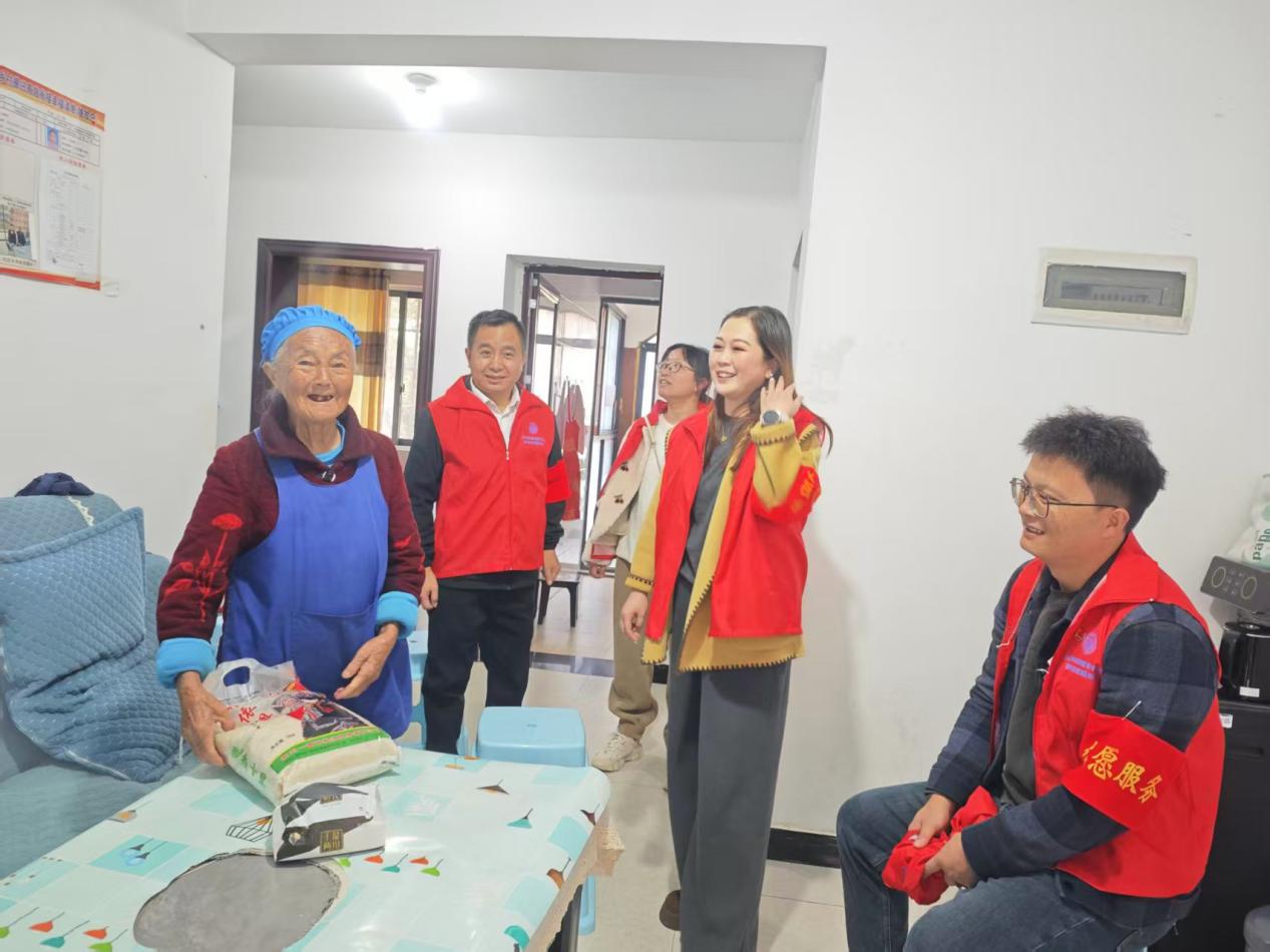 “接單”黨員慰問80 歲以上老人。