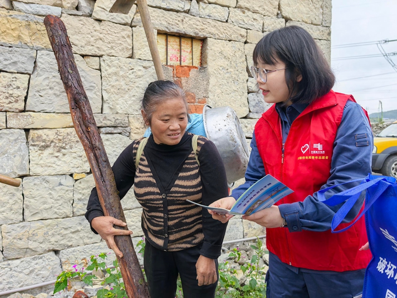 志愿者們走進(jìn)老人家中,開展安全用電宣傳,提升老人安全用電意識。