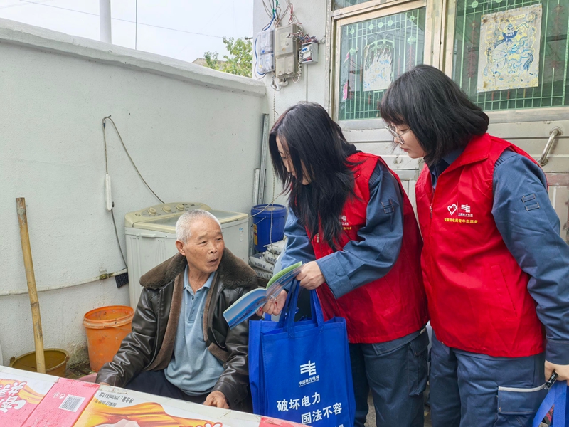 志愿者們走進(jìn)老人家中,開展安全用電宣傳,提升老人安全用電意識。