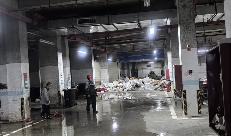 工作專(zhuān)班暗訪網(wǎng)友留言反映小區(qū)垃圾遍地情況屬實(shí)。