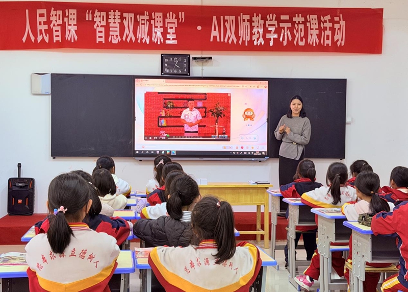 《加油！科學課》AI雙師課堂教學現場。時艷濤 攝