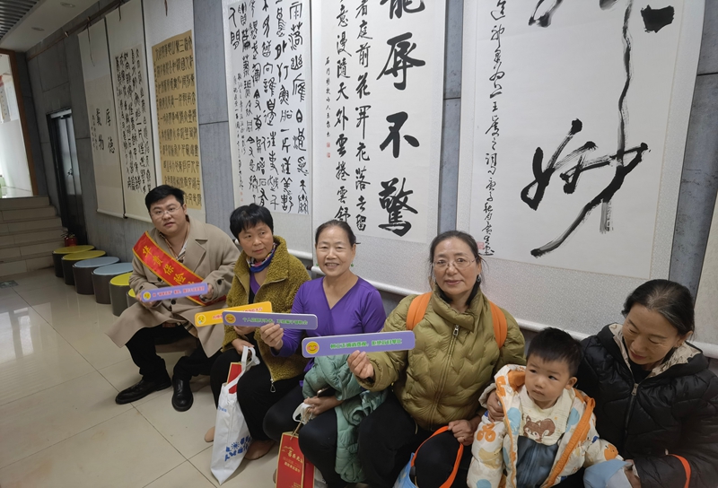 提升老年人金融安全防范意識,華貴保險河北分公司走進榮盛華府社區。