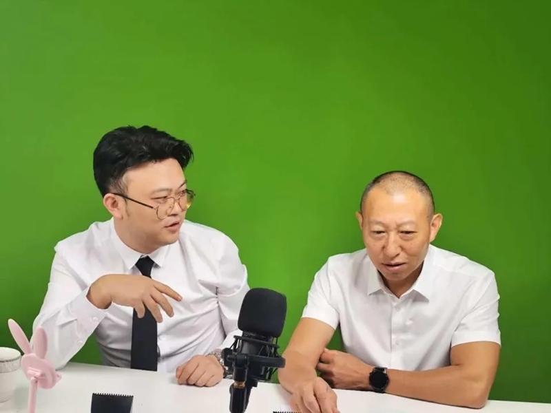 李陽（左邊）工作照。