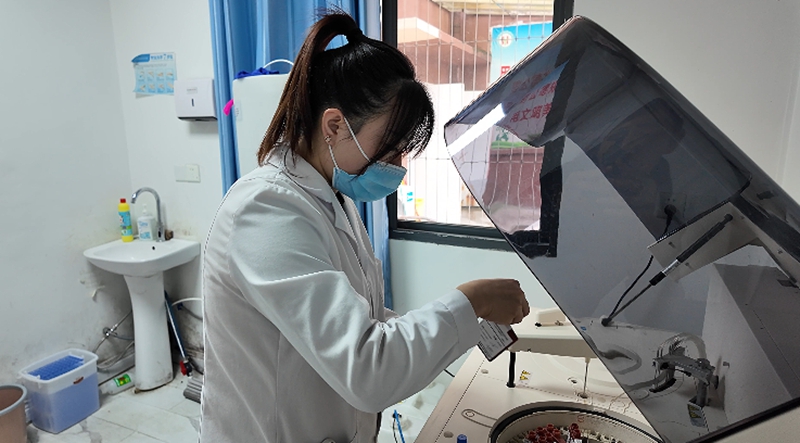 醫(yī)生進行生化檢測。稅會靜 攝.jpg