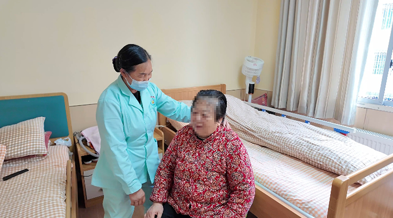 護理人員與老人聊天。稅會靜 攝.jpg