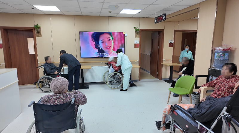 康養(yǎng)中心內(nèi)老人們正專心的看電視。稅會靜 攝.jpg