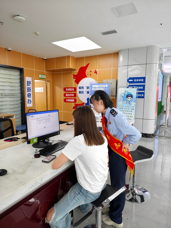 新蒲新區(qū)稅務(wù)局工作人員輔導(dǎo)納稅人“網(wǎng)上辦”。 徐靜嵐供圖.jpg
