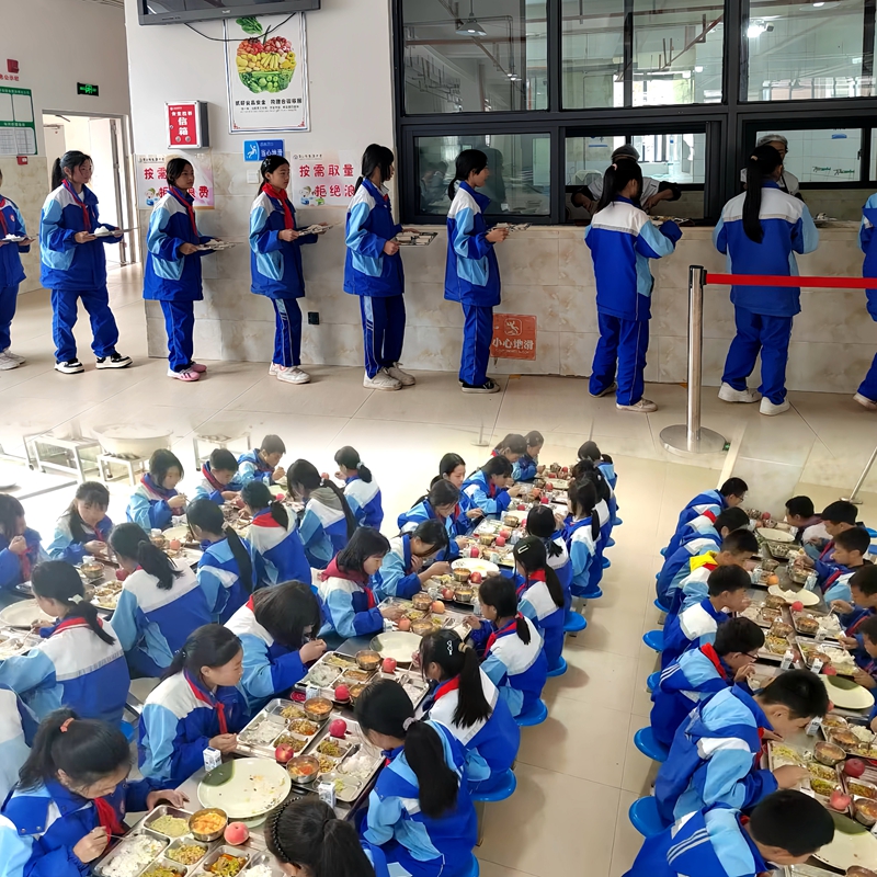 1、午飯時分,習水縣思源中學的食堂的打飯窗口前,同學們井然有序地排隊打飯、就餐。刁苓沙 攝.jpg