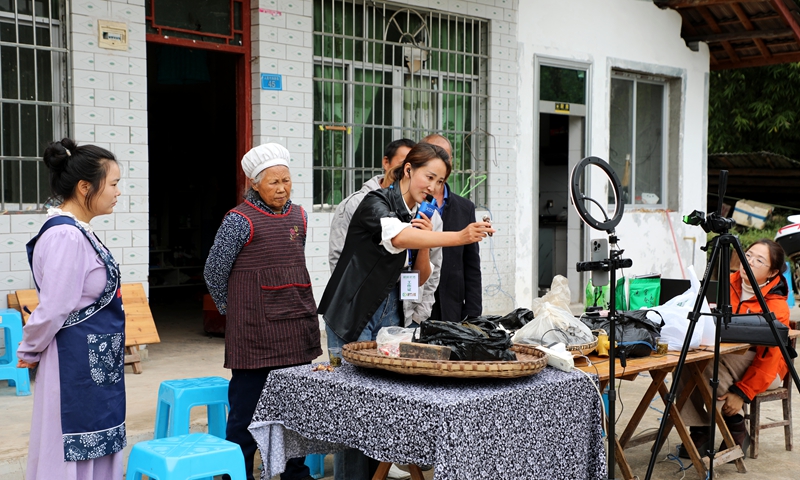 1、村播令狐克連把直播間搬進(jìn)群眾家中。 陳桂良 攝.jpg