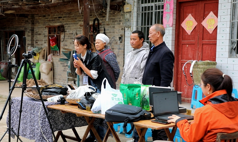 2、村播令狐克連在群眾家門口直播帶貨。 陳桂良 攝.jpg