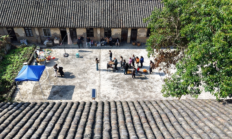 3、村播江懷在桐梓縣楚米鎮(zhèn)三座社區(qū)開展助農(nóng)直播。 陳桂良 攝.jpg