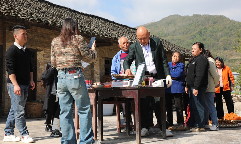 4、村播江懷帶著團(tuán)隊(duì)開展直播。 陳桂良 攝.jpg