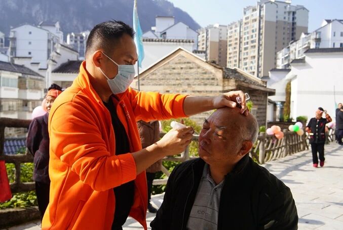 貴州鎮(zhèn)遠(yuǎn)：構(gòu)建“十五分鐘”養(yǎng)老服務(wù)圈 托起幸福“夕陽(yáng)紅” (3)